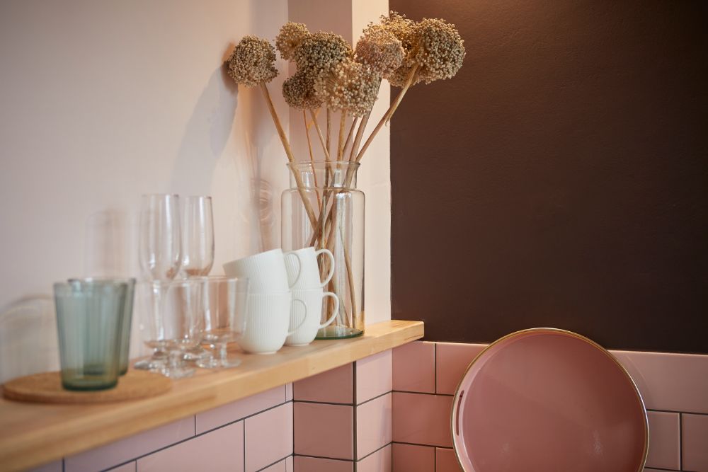 The kitchen shelf with plates and dried flowers