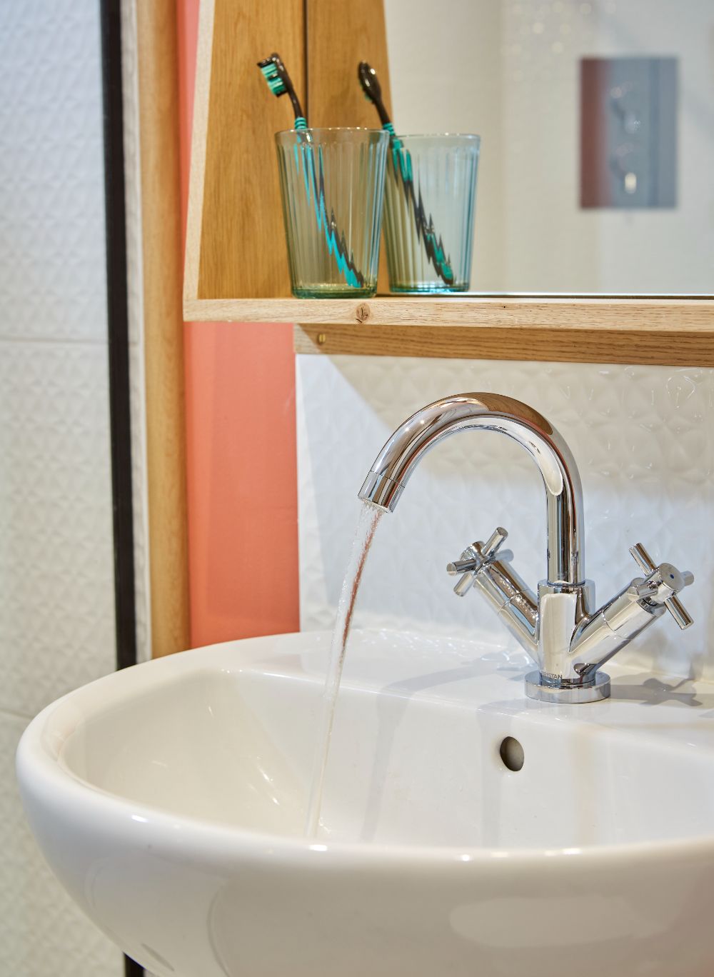 Fresh water running in the bathroom sink
